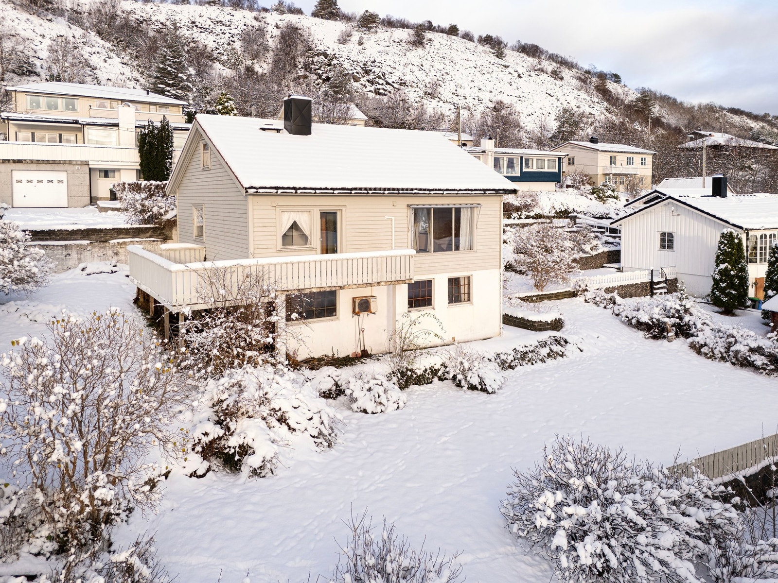 Eiendomsmegler1 v/Ole-Marius Heggstad presenterer Øvre Hoffland 10 - Enebolig med renoveringsbehov beliggende på sydvendt utsiktstomt! |Foto: JC Eiendomsfoto v/John Colbensen Galleribilde