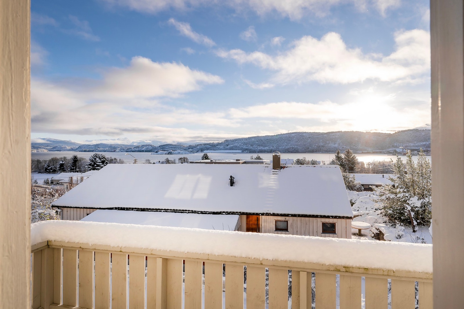 Veranda - flott utsikt og gode solforhold på eiendommen. Galleribilde
