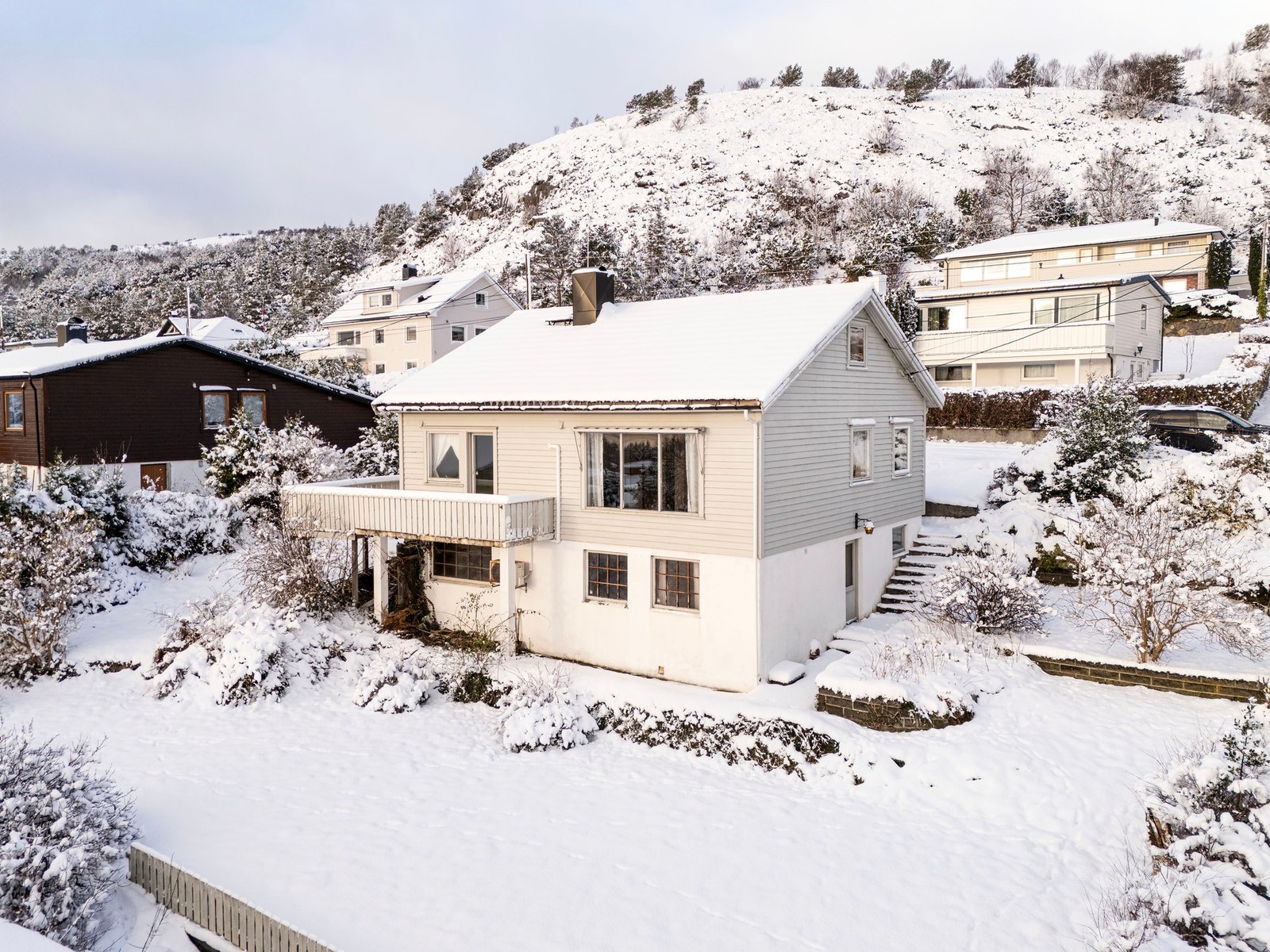 Boligen ligger fint til i terrenget og en sydvendt tomt. Galleribilde