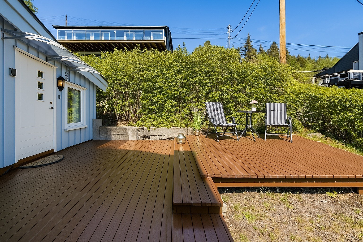 Solrik og skjermet terrasse og inngang Galleribilde
