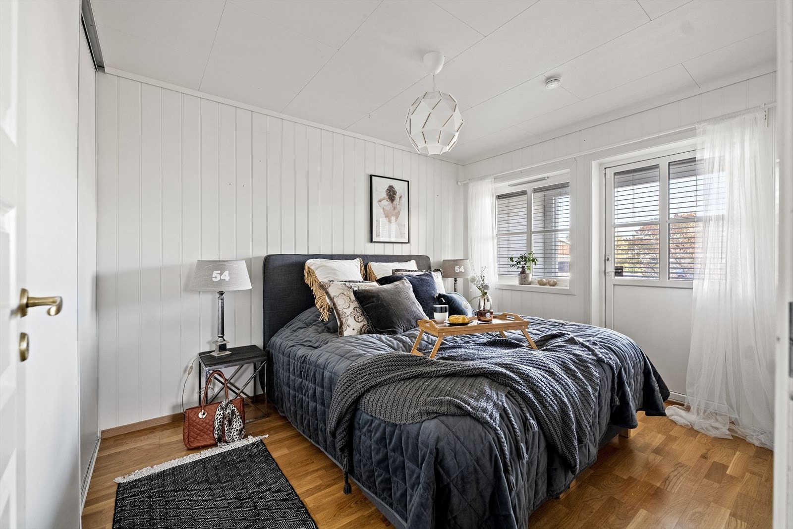 Det største soverommet ligger også i underetasjen. Rommet er lyst og fint med godt lysinnslipp. Galleribilde