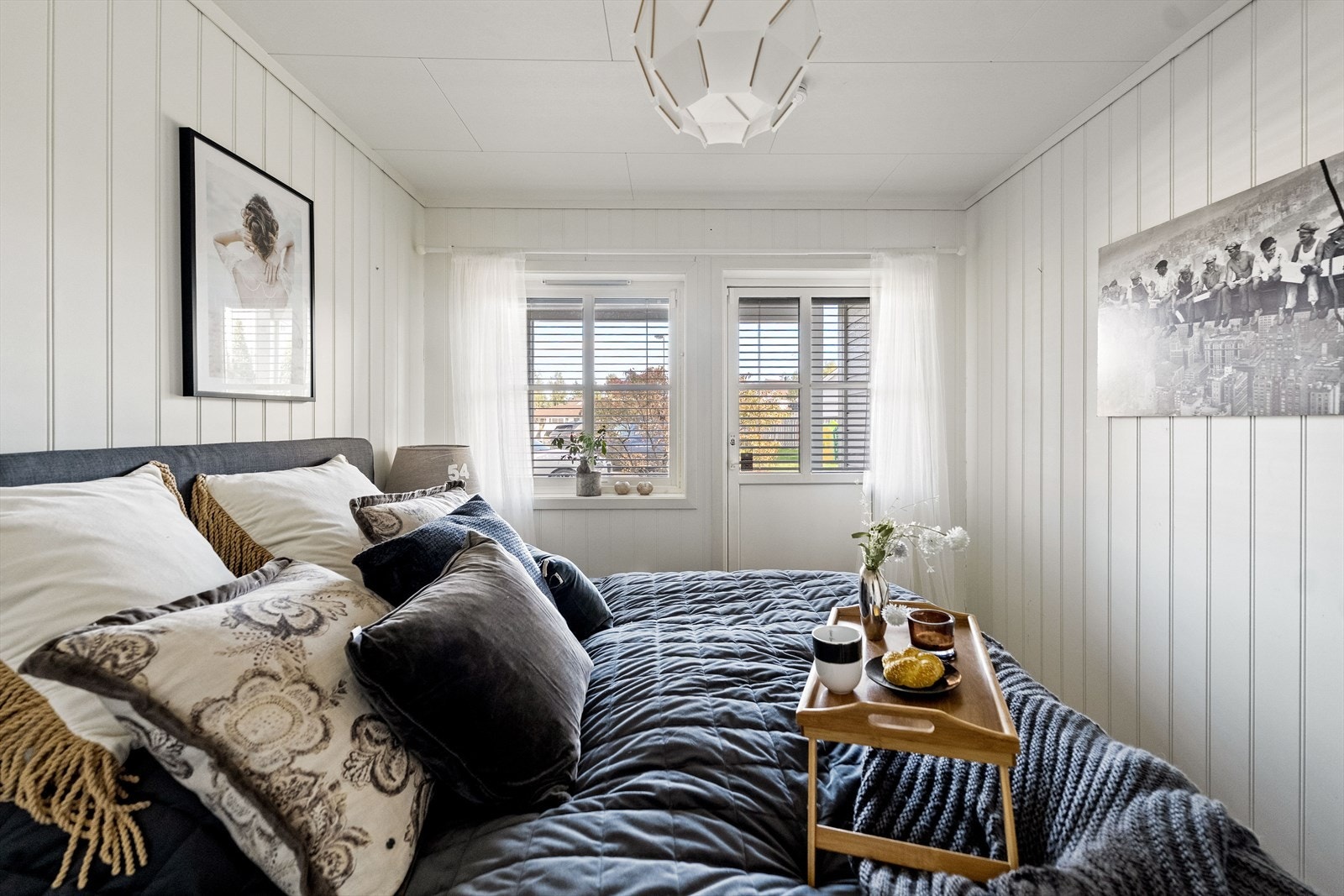 Dette soverommet er utstyrt med en romslig skyvedørsgarderobe. Herfra er det også adkomst til markterrasse på ca 7 kvm. Galleribilde