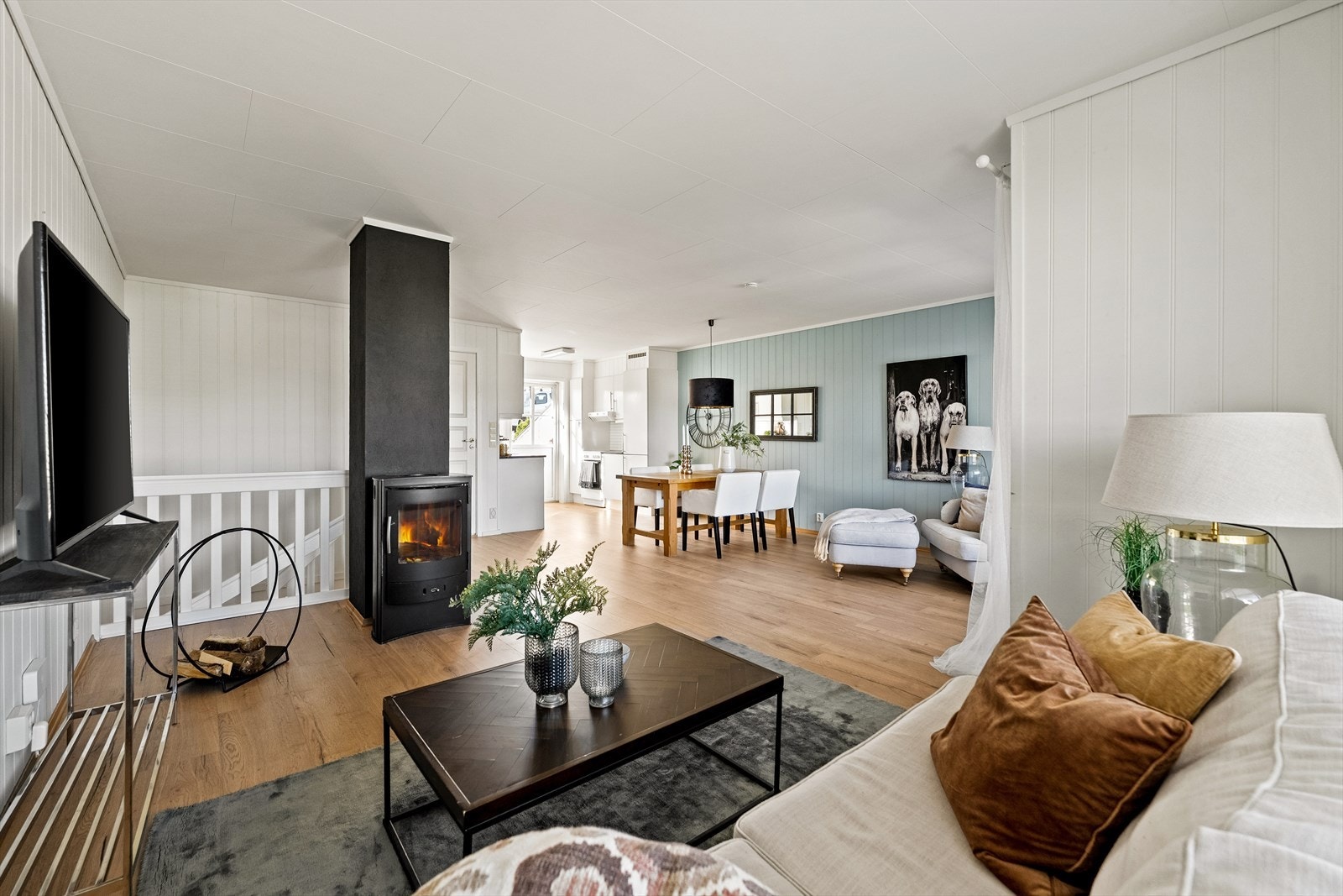 Her er det god plass til hjørnesofa, samt tilhørende møblement. Stuen ble nymalt i 2024, med ny takmaling i 2025. Galleribilde