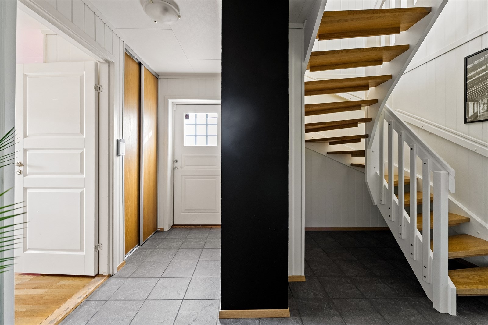 Skyvedørsgarderobe i entré. Galleribilde