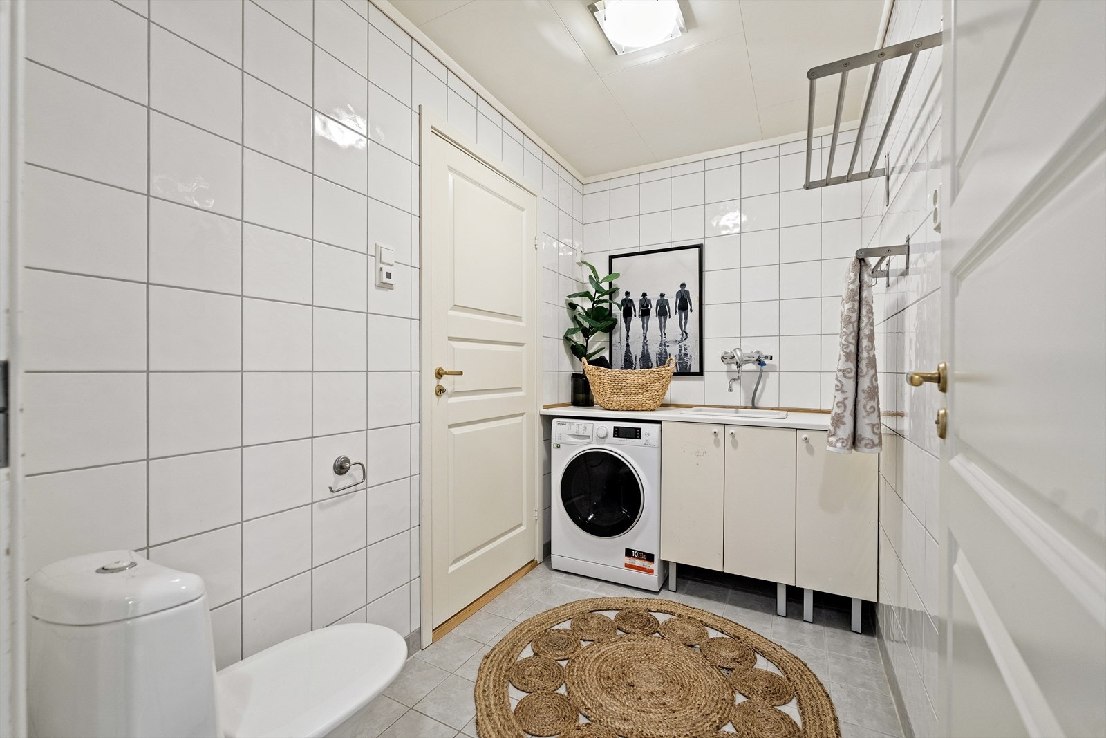 Vaskerommet er utstyrt med WC, samt opplegg for vaskemaskin. Galleribilde