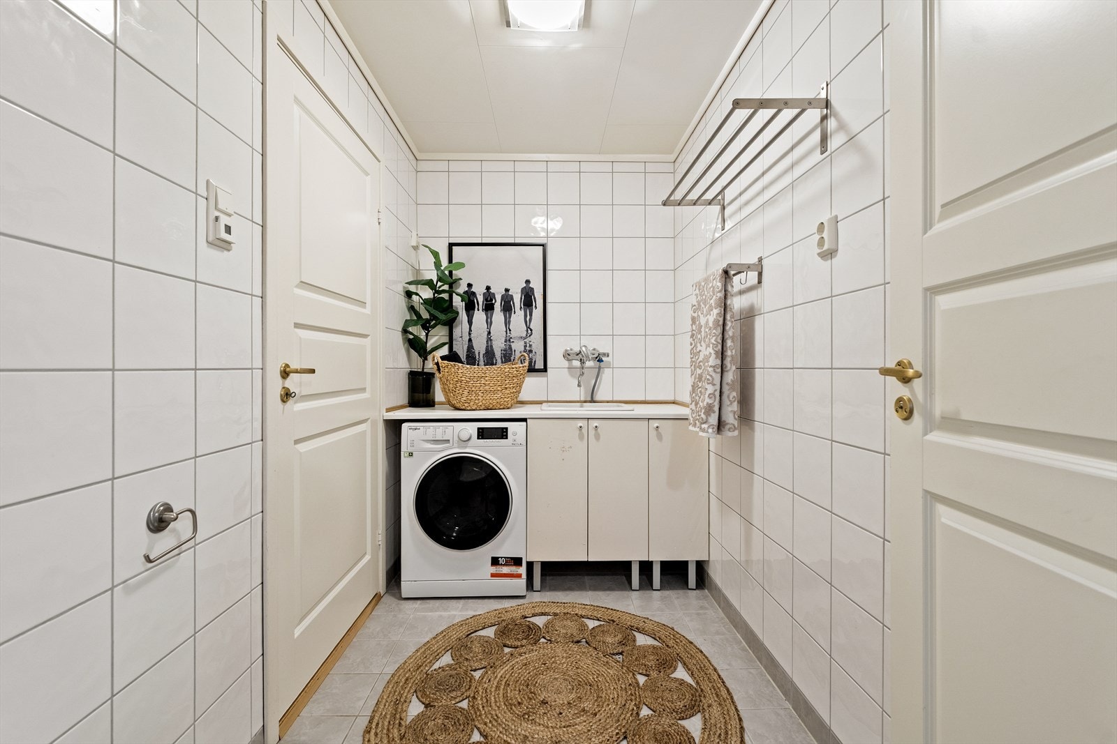 Boligen har i tillegg til badet et eget vaskerom plassert vegg-i-vegg. Galleribilde