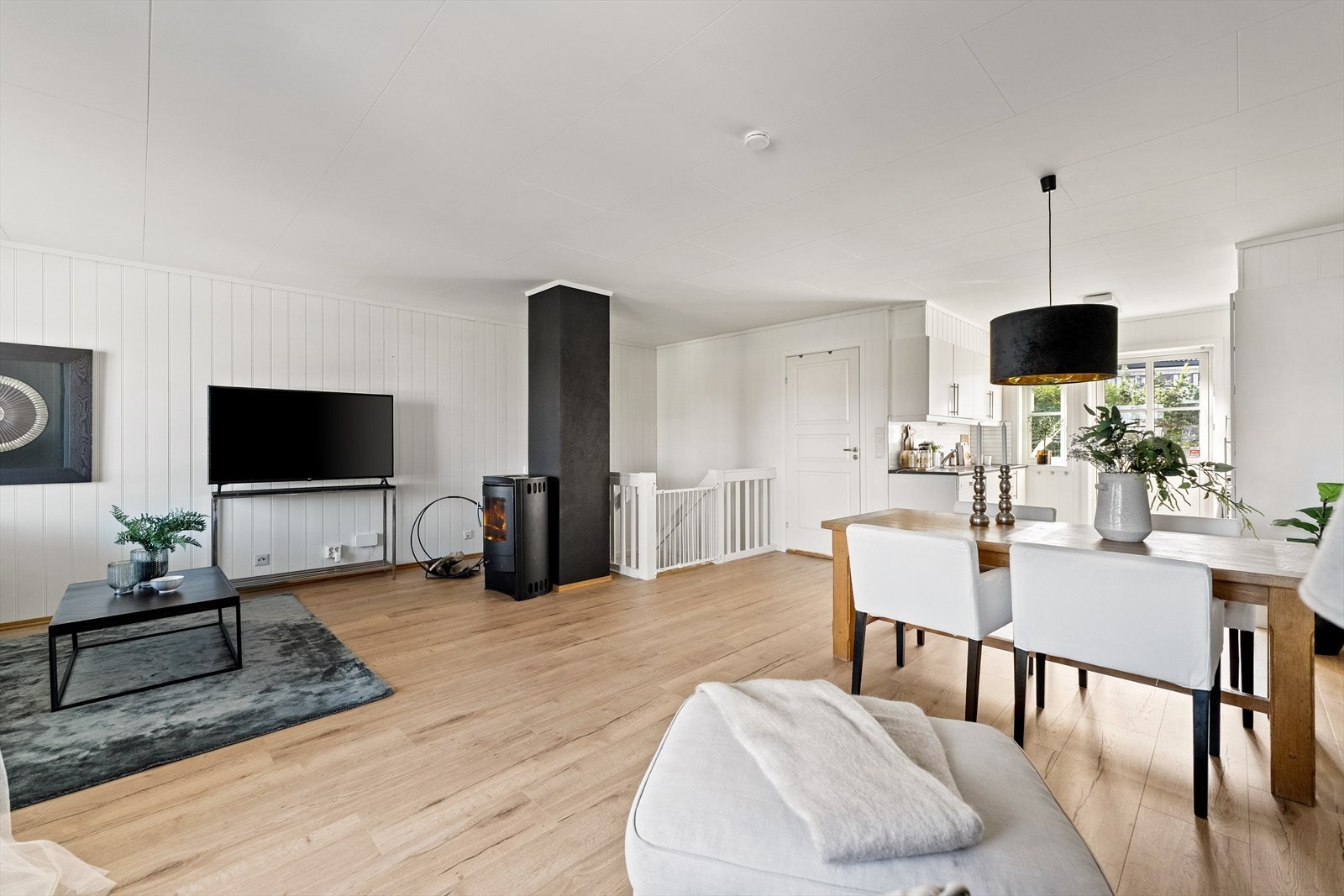 Gulvet i stuen er avrettet og lagt nytt i 2024. Galleribilde