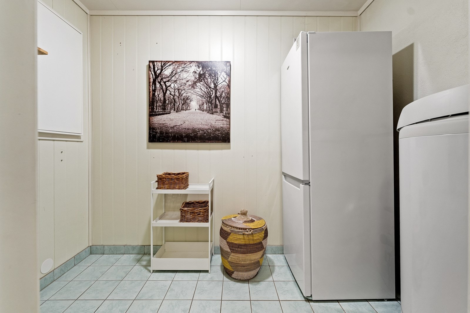 Ny varmtvannstank er satt inn i 2023. Rommet har god plass til lagring/oppbevaring. Galleribilde