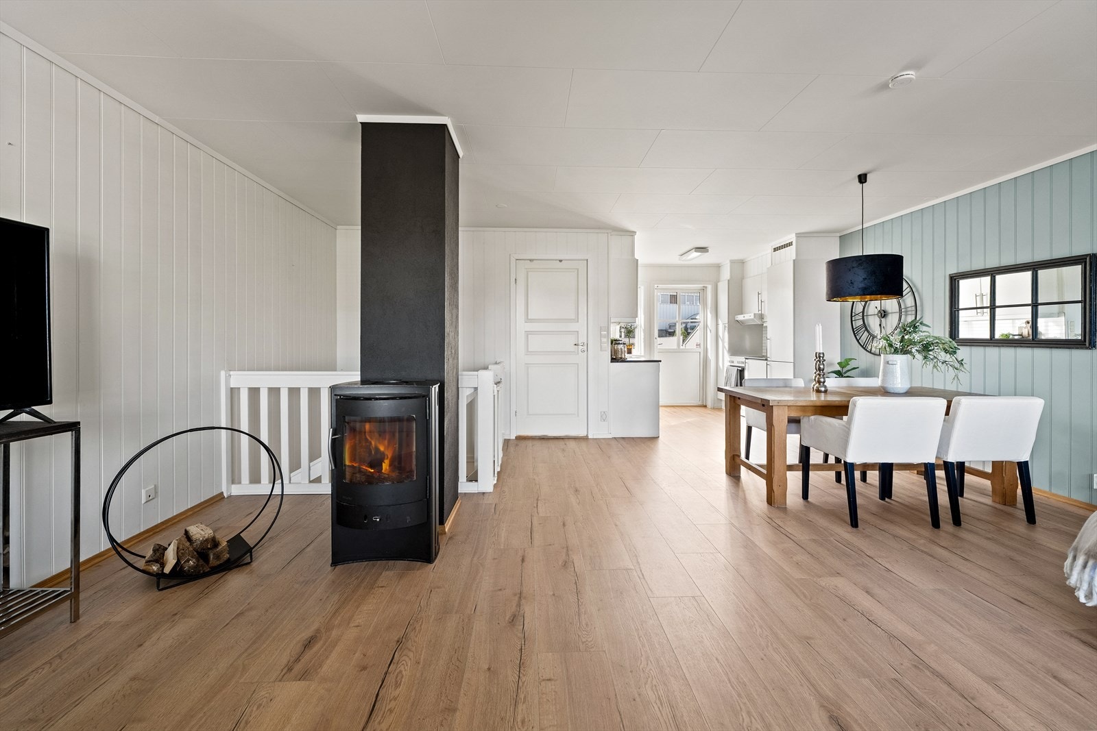 Kjøkkenet ligger i åpen løsning inn mot stuen, med god plass til spisebord i mellom som et naturlig skille. Galleribilde