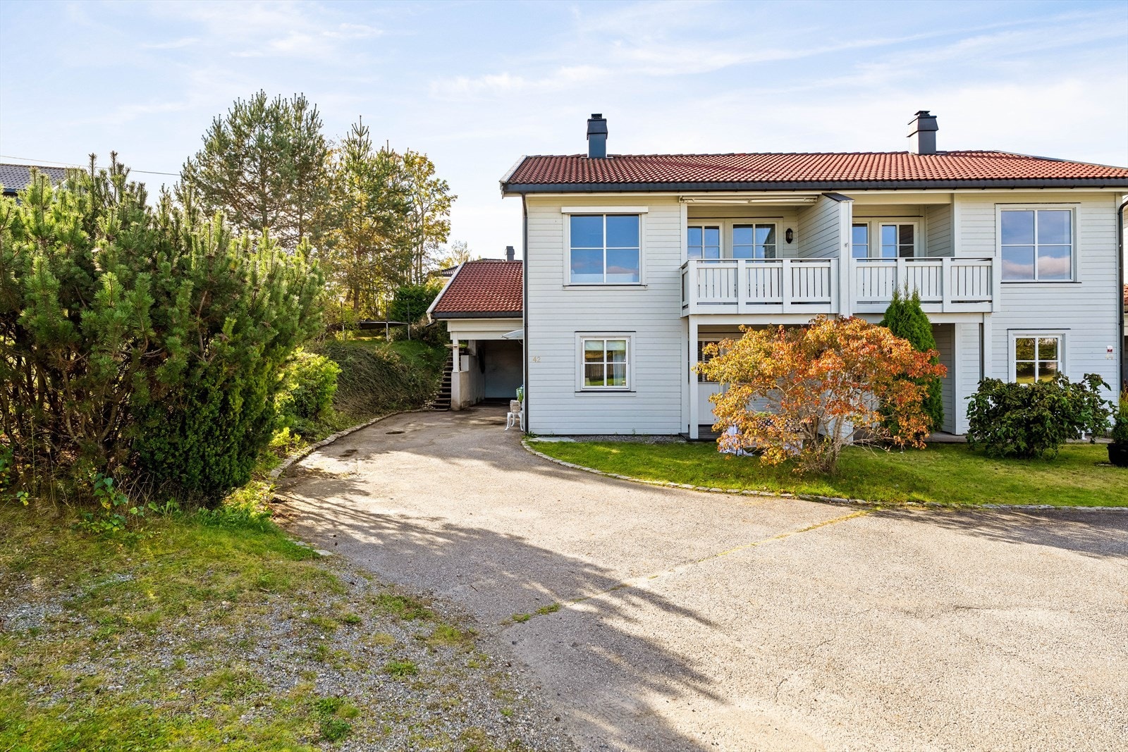 Parkering i carport, eller på asfaltert gårdsplass. Galleribilde