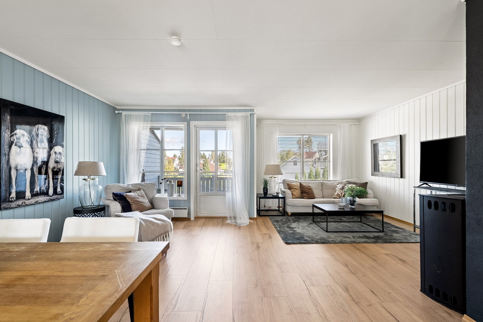 Stuen oppleves som lys og luftig med godt innslipp av naturlig lys Galleribilde