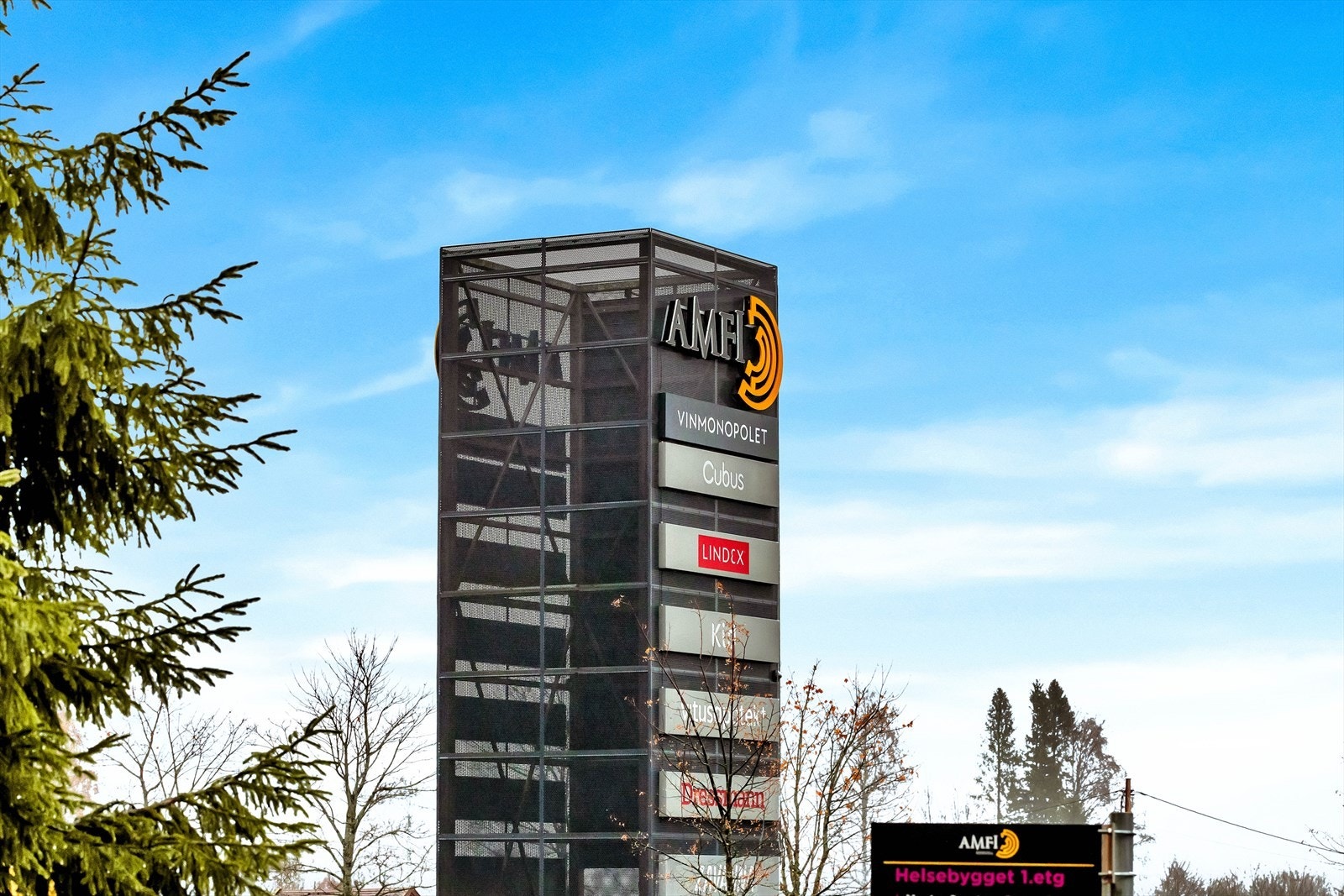 Amfi Råholt ligger ca 6 minutters kjøring fra boligen og tilbyr stort sett alt en skulle trenge av butikker. Galleribilde