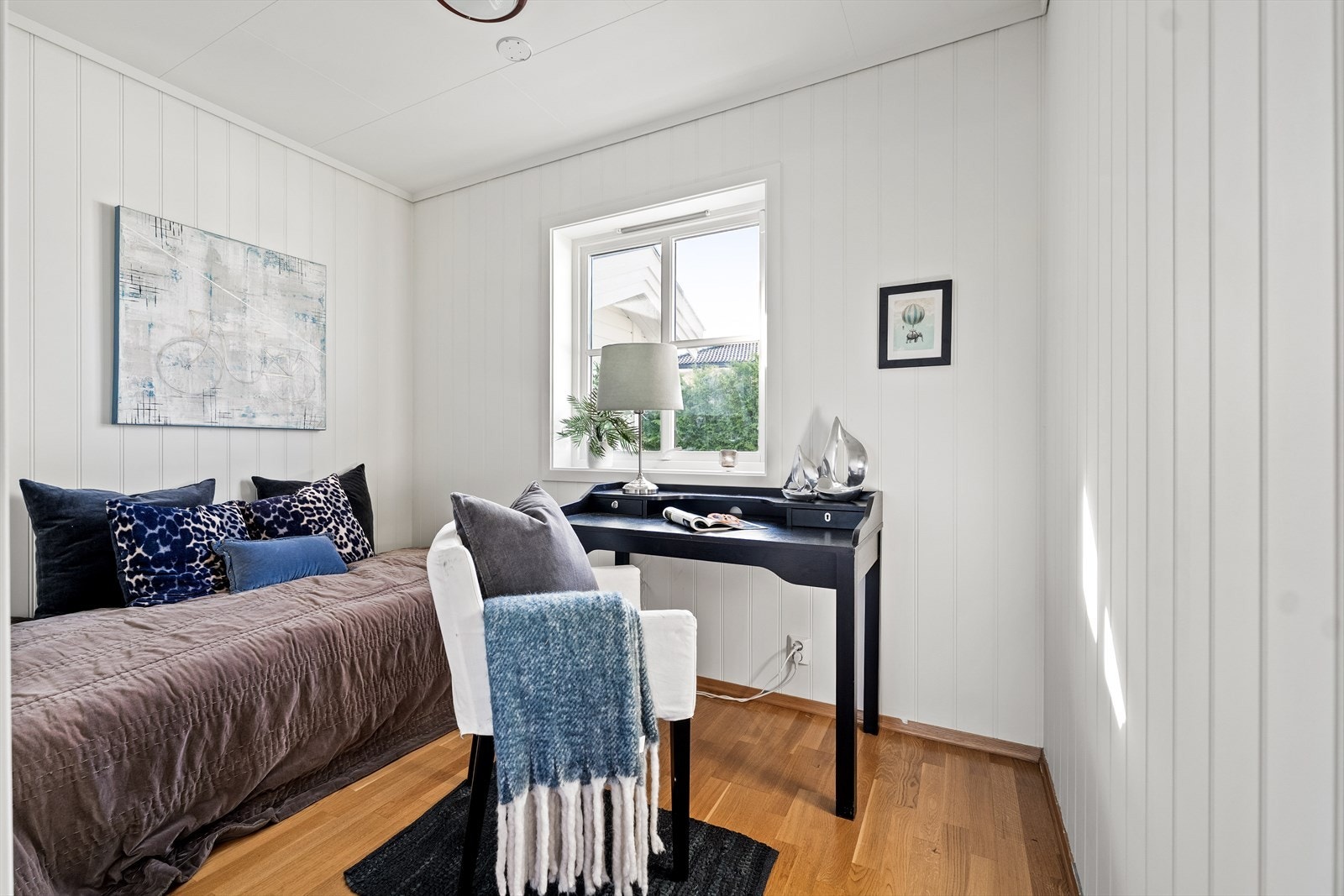 Det tredje soverommet ligger i første etasje, tilknyttet stue/kjøkken. Rommet har nymalt vegger og tak i 2025. Galleribilde