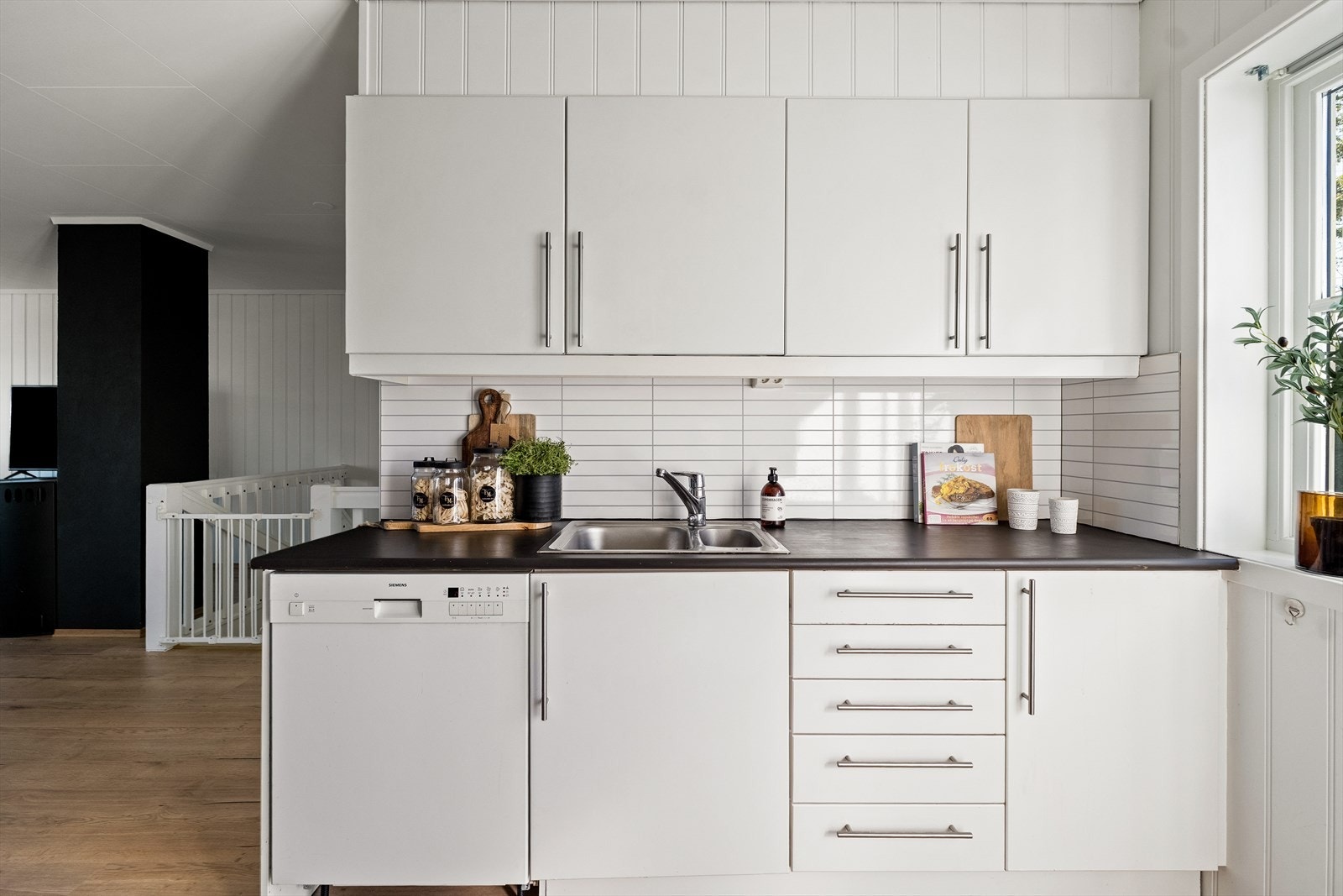 Kjøkkenet er videre utstyrt med opplegg for oppvaskmaskin og ventilator over komfyrplass. Galleribilde