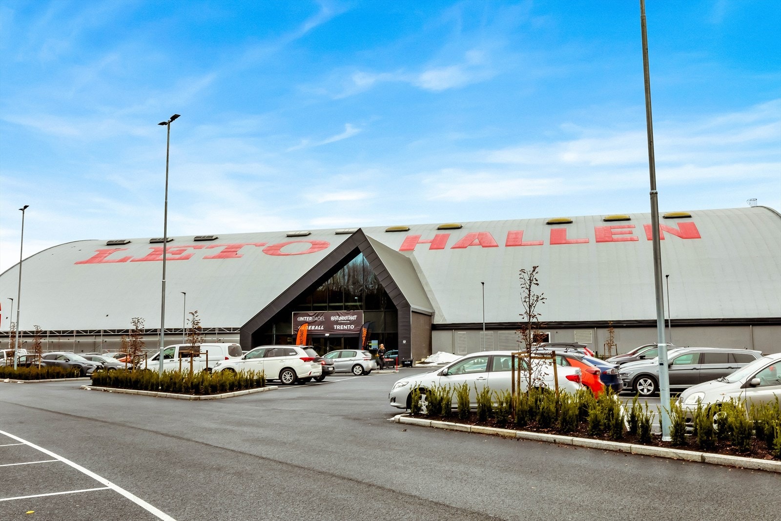 Letohallen ligger 6 minutter kjøring fra eiendom, hvor en har et rikt tilbud av aktiviteter for store og små! Galleribilde