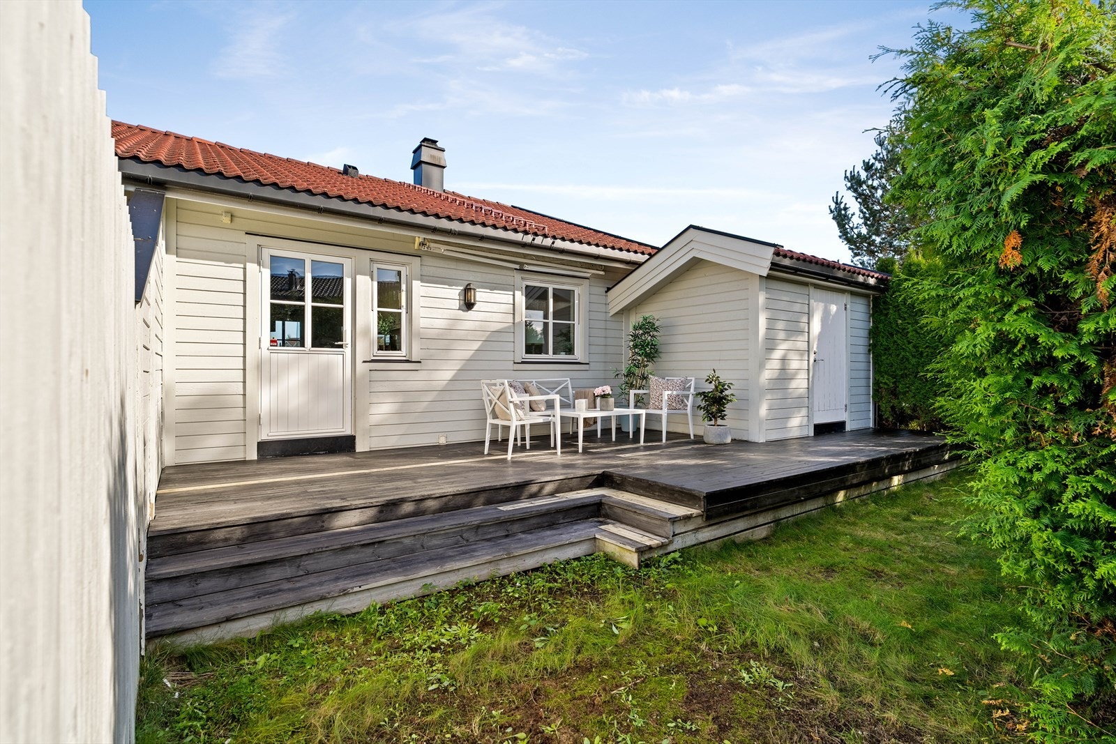 Egen hageflekk bestående av plen og platting. Galleribilde