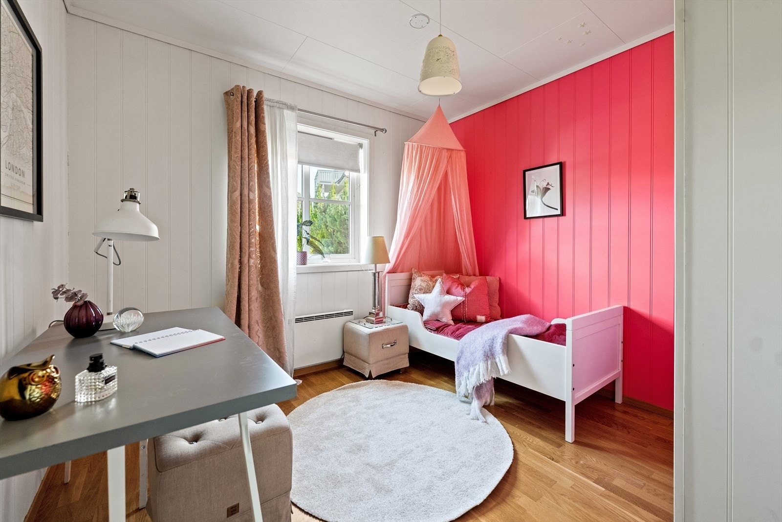 Det andre soverommet ligger også i underetasjen, og har god plass til seng, samt øvrig møblement. Galleribilde