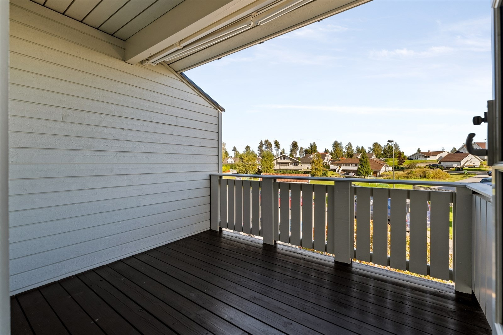 Fra stuen er det adkomst ut til overbygd balkong med god plass til utemøblement. Galleribilde