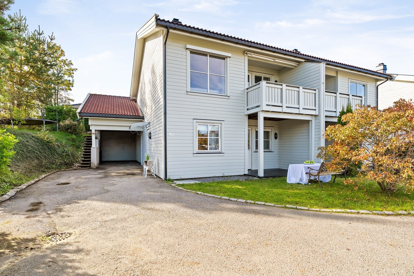 Jens Olsens veg 42 er en innholdsrik familiebolig fordelt over 2 innholdsrike plan. Galleribilde