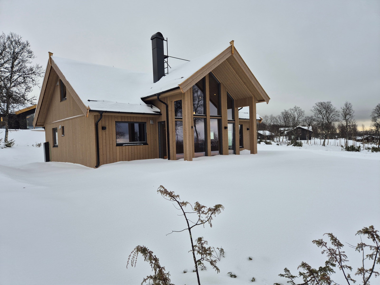 Stor platting på flott solplass foran hytten. Galleribilde