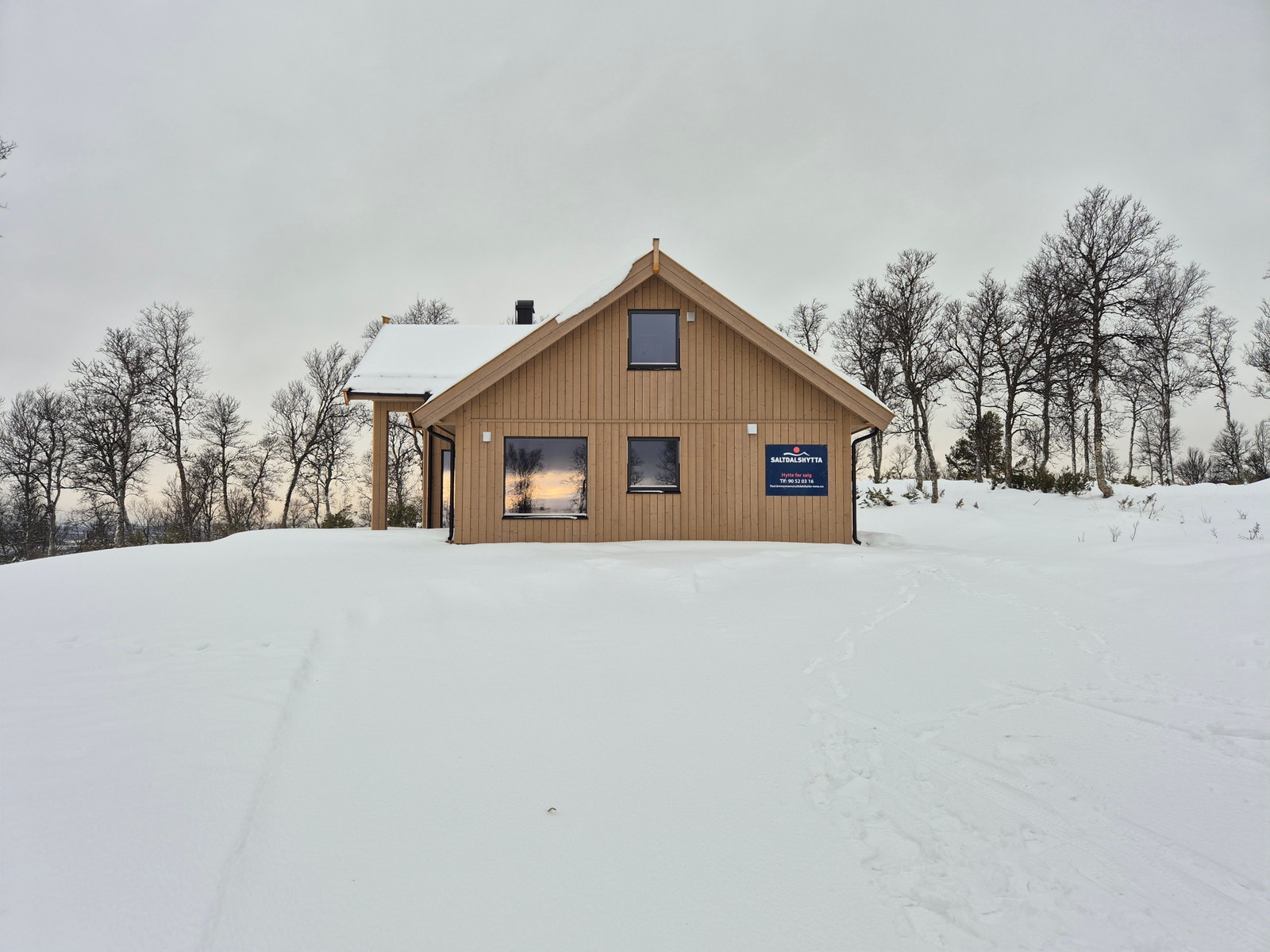 Romslig tomt med god plass til parkering. Galleribilde