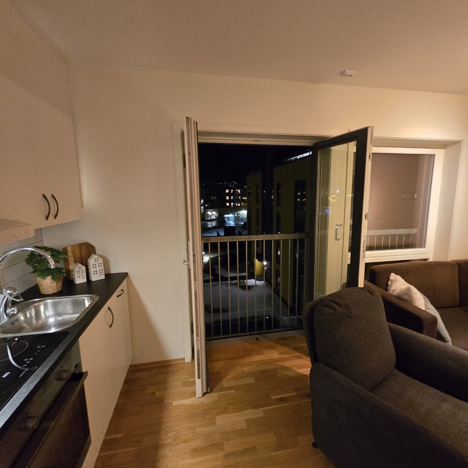 Man har en åpen stue- og kjøkkenløsning med store vindusflater. Vannbåren gulvvarme for oppvarming. Galleribilde