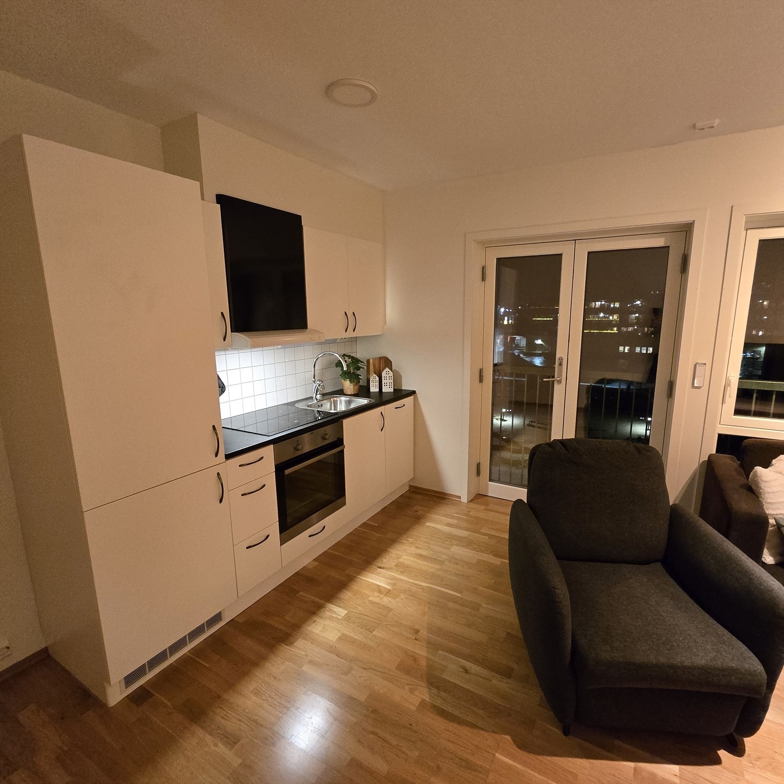 Av integrerte hvitevarer har man platetopp, ventilator, stekeovn, kjøleskap og oppvaskmaskin. Galleribilde