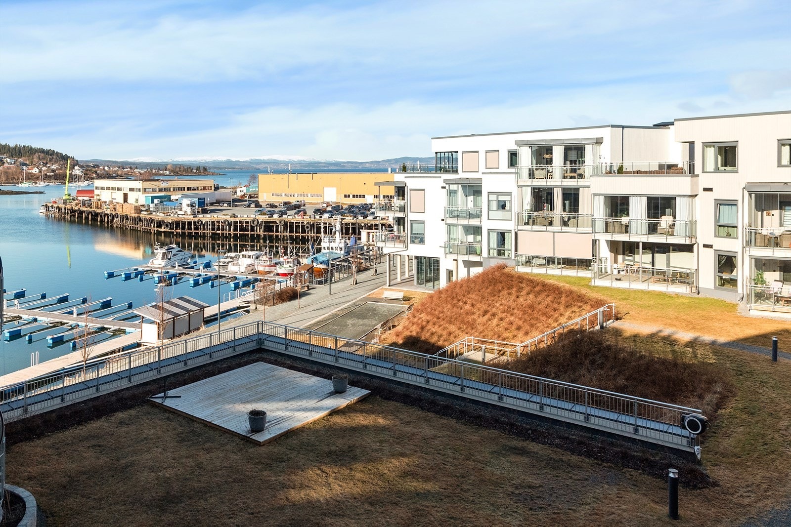 Brygga som nærmeste nabo, men fortsatt kort vei til alt av fasiliteter i sentrum. Galleribilde