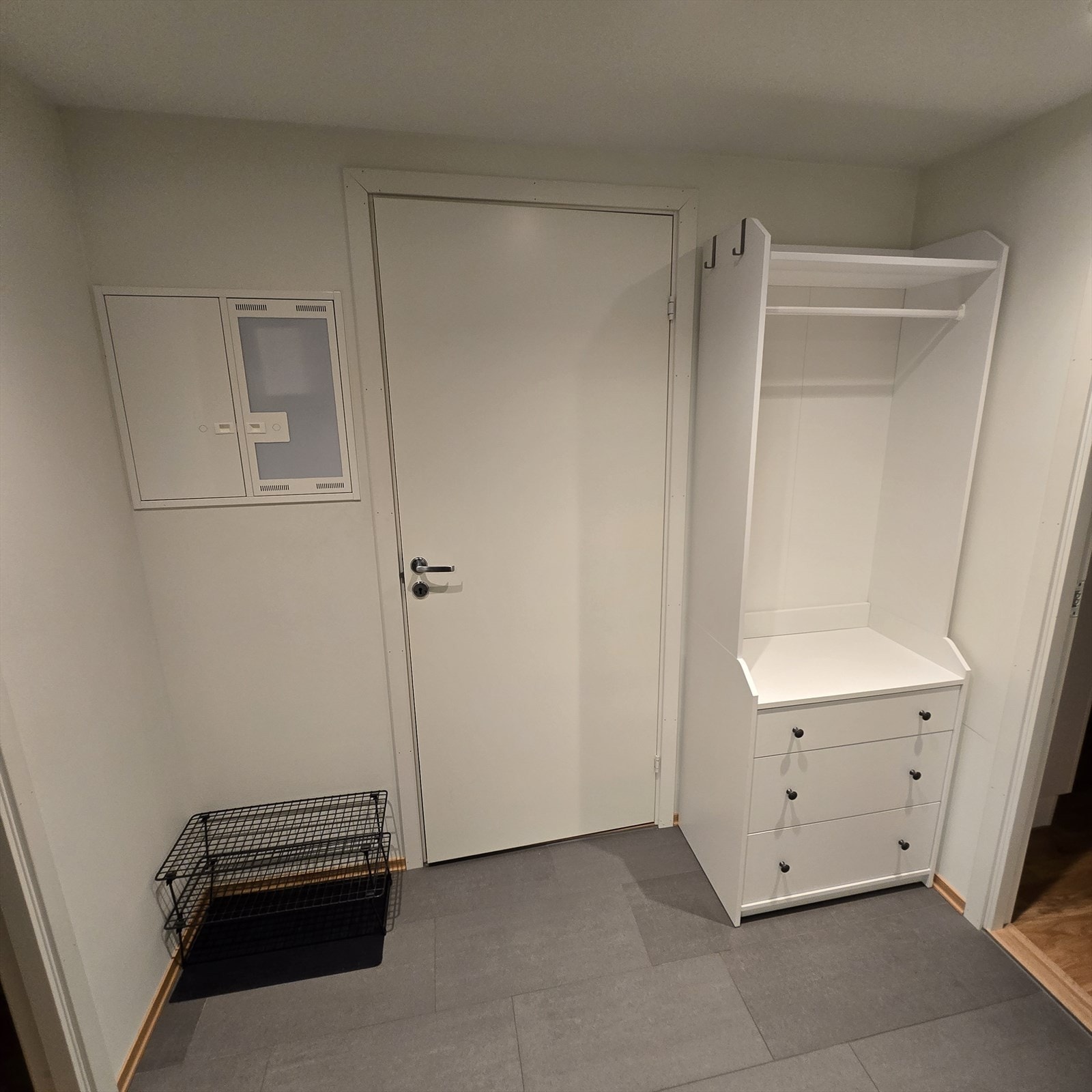 Ut døra kan man ta heisen ned til boden i kjeller eller opp til takterrassen etasjen over. Galleribilde