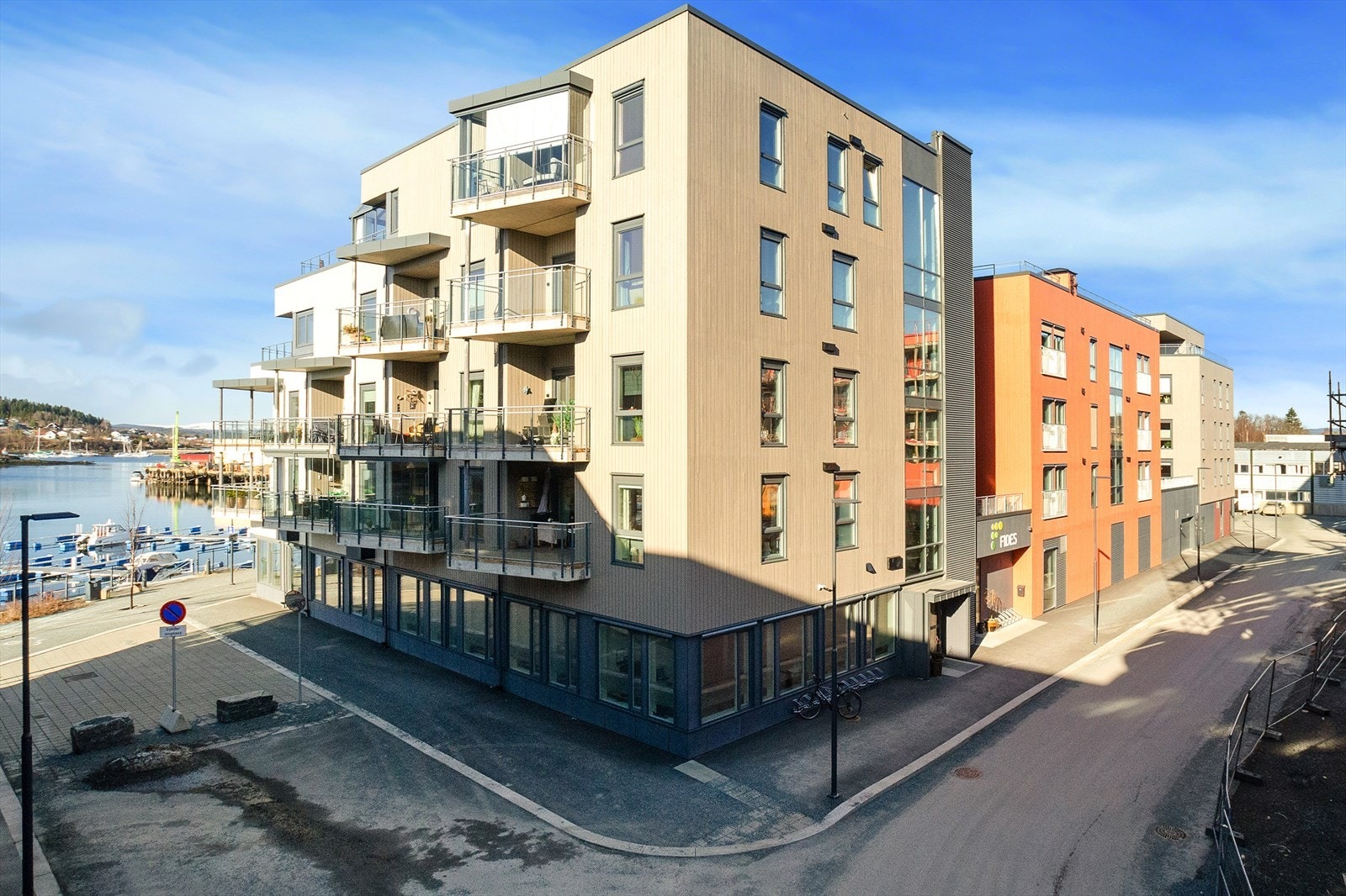 Velkommen til Gunnlaug ormtunges gate 6U - På taket i etasjen over leiligheten har man en stor felles takterrasse. Her har man fantastiske sol- og utsiktsforhold fra morgen til kveld. Galleribilde