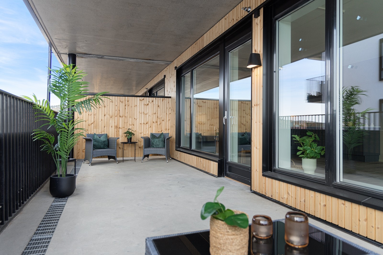 Fra stuen er det utgang til en romslig balkong på ca. 23,7 kvm med god plass til utemøblement Galleribilde