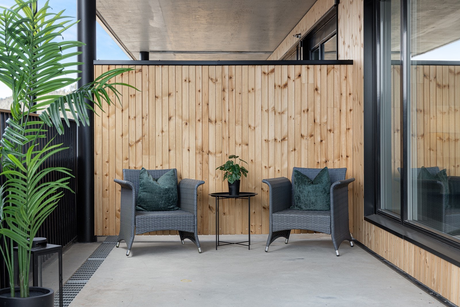 Balkongens gode størrelse gjør at man kan innrede i flere soner Galleribilde