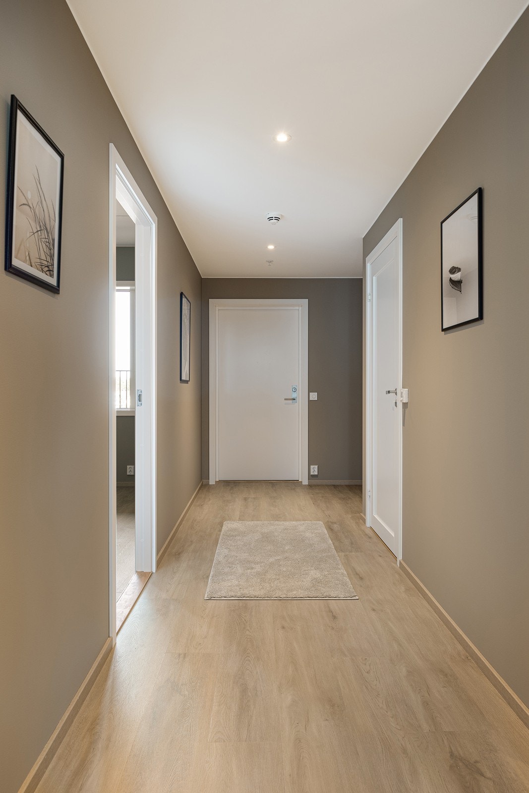 Entreen gir et godt førsteinntrykk med enstavs parkettgulv og downlights i himlingen Galleribilde