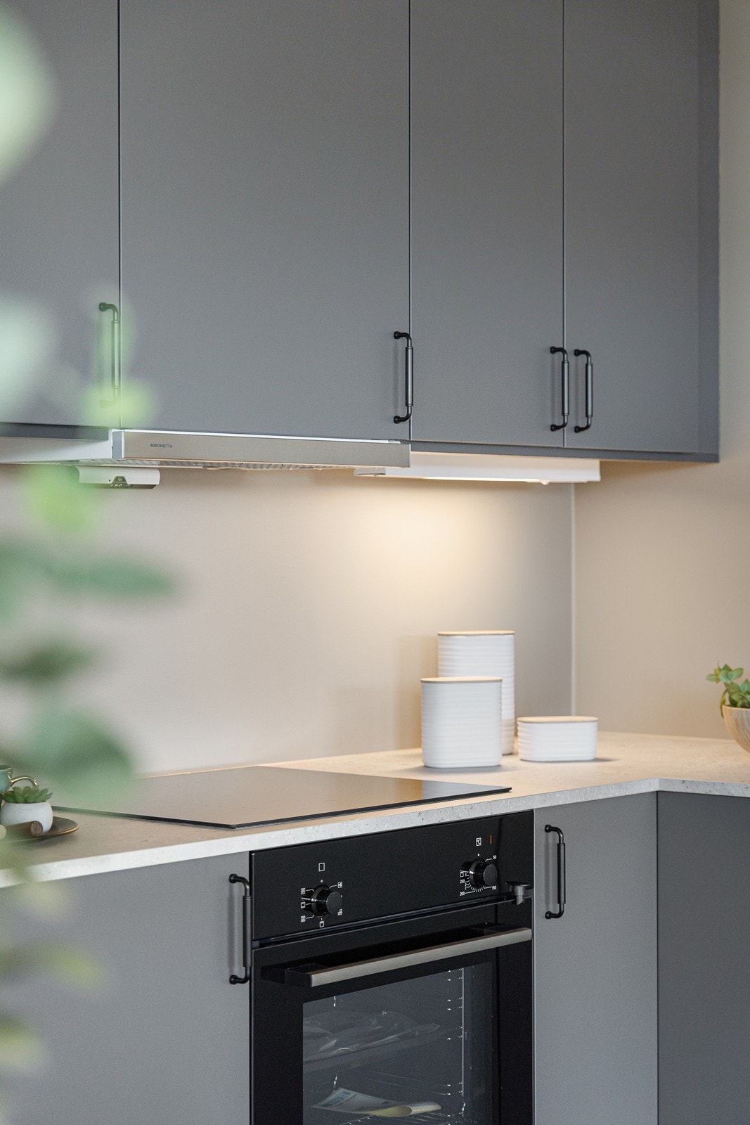 Alle hvitevarer er integrert - stekeovn, induksjonstopp, oppvaskmaskin og kjøl/frys Galleribilde