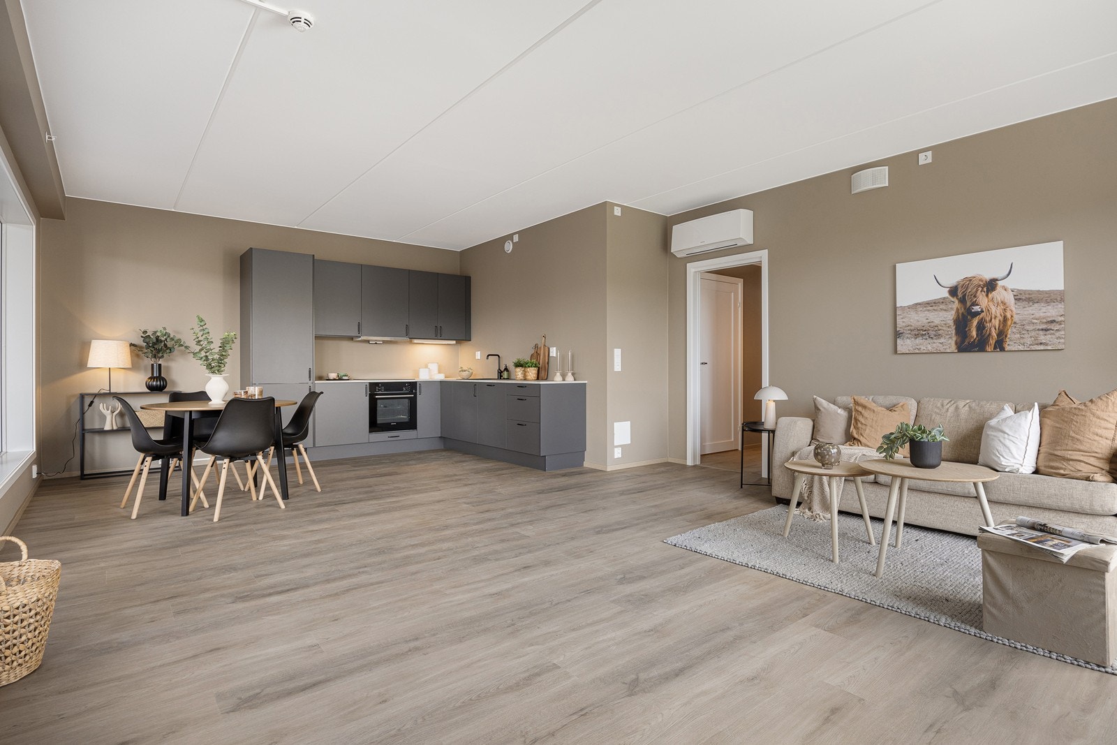 Stuen er lys og luftig med åpen kjøkkenløsning Galleribilde