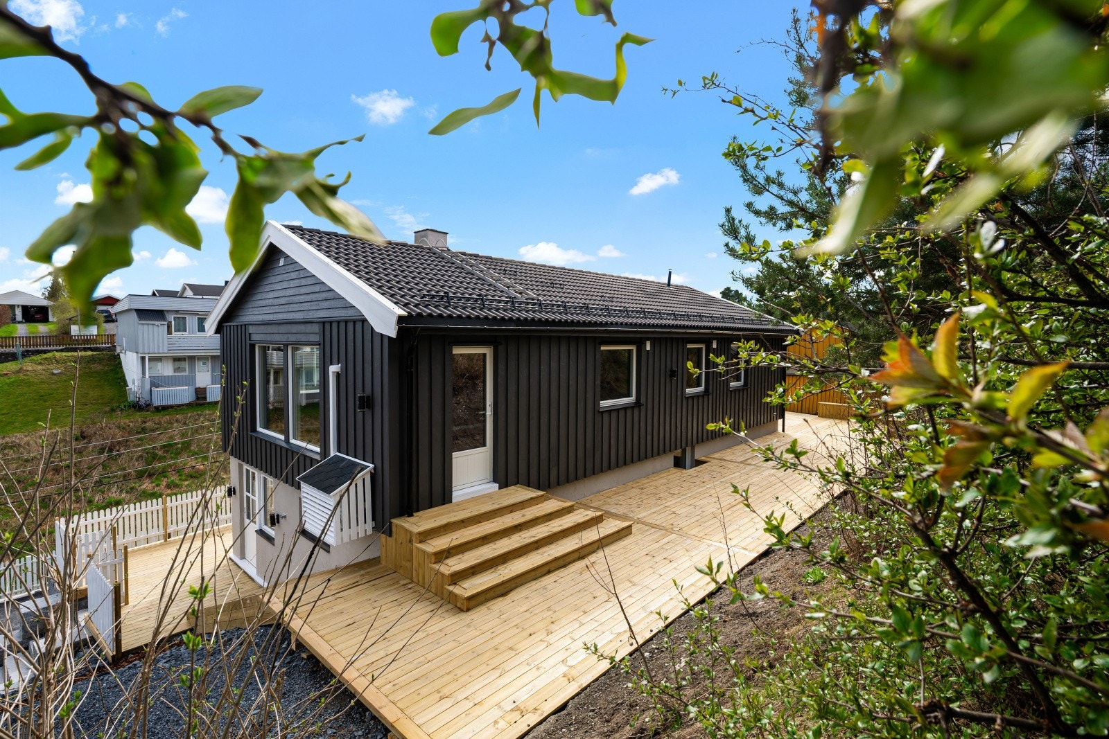 Eneboligen har en barnevennlig beliggenhet med kort vei til det meste Sørumsand har å tilby. Galleribilde