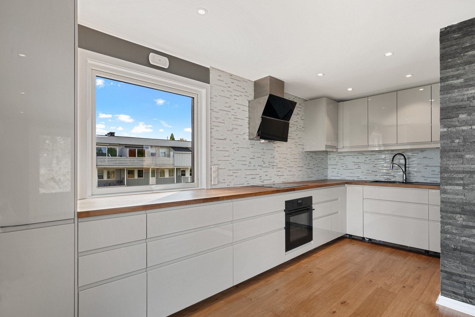 Pent kjøkken i åpen løsning mot stue. Galleribilde