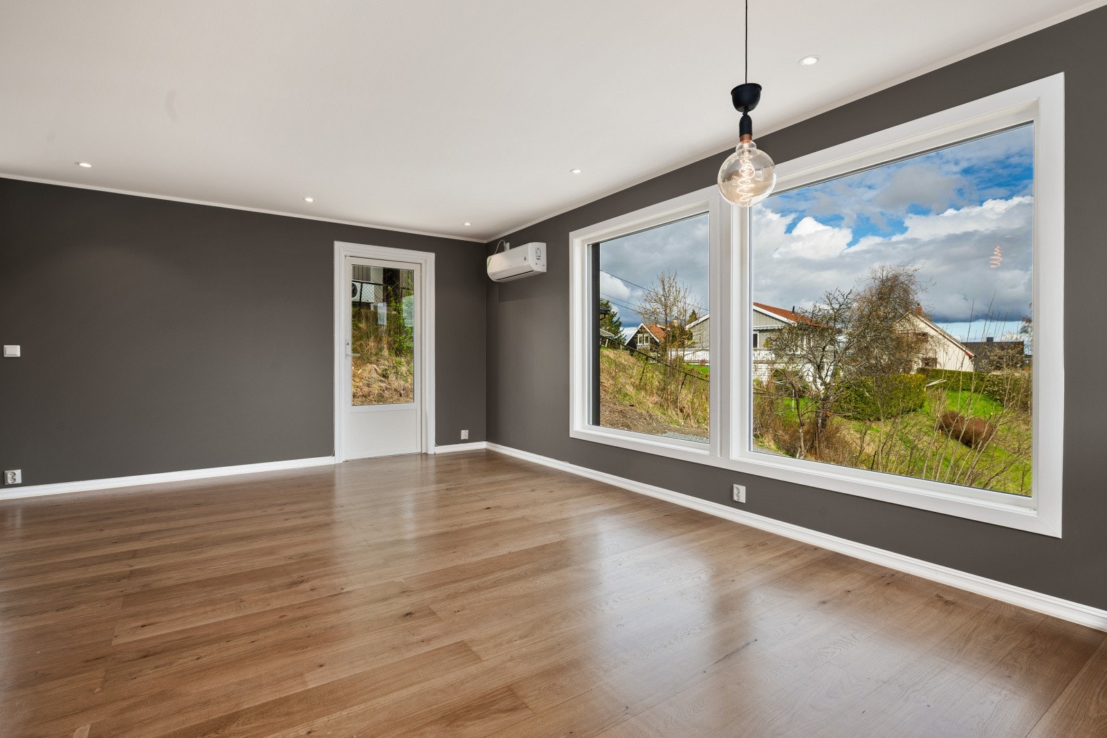 Stuen er romslig og har godt med lysinnslipp. Galleribilde