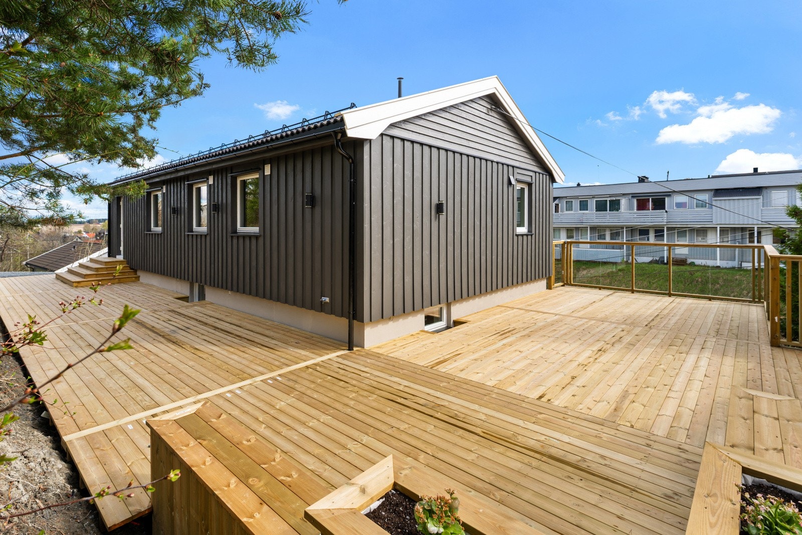 Terrassen er ny og har gode solforhold. Galleribilde