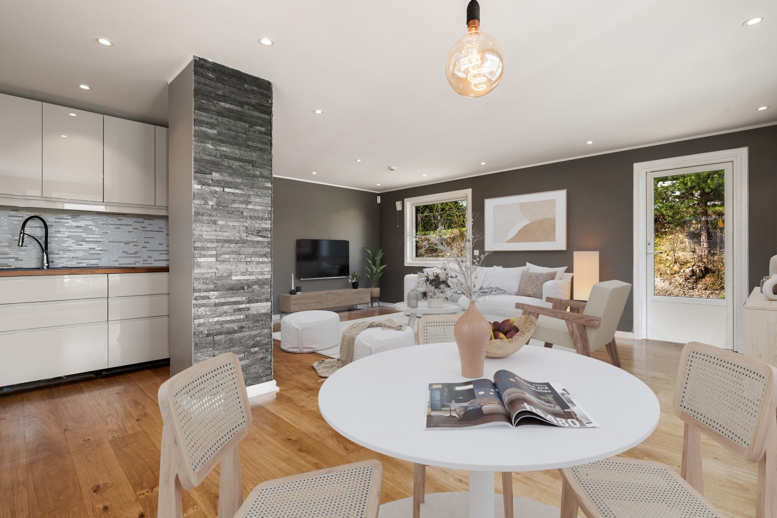 Fra stuen er det utgang til terrasse. Digitalt møblert. Galleribilde