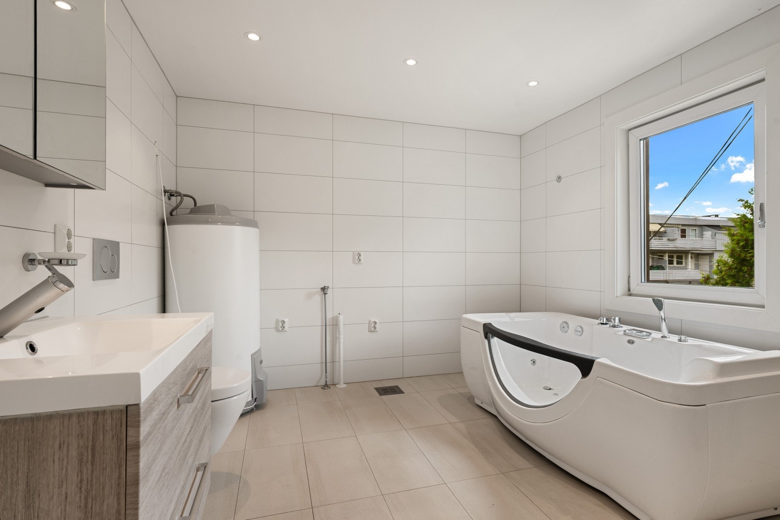 Pent flislagt bad i hovedetasjen. Galleribilde