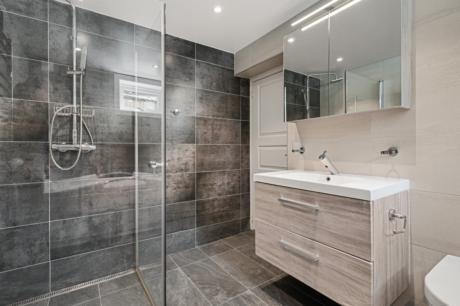 Flislagt bad med gulvvarme. Galleribilde