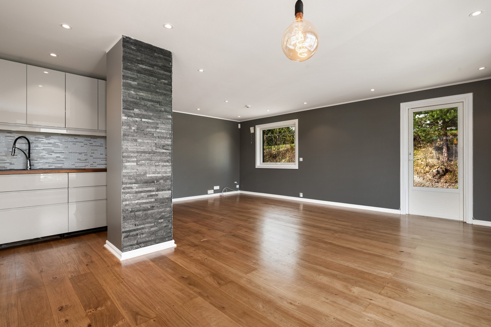 Allrommet har 1-stavs parkett på gulv, malte flater og downlights i himling. Galleribilde