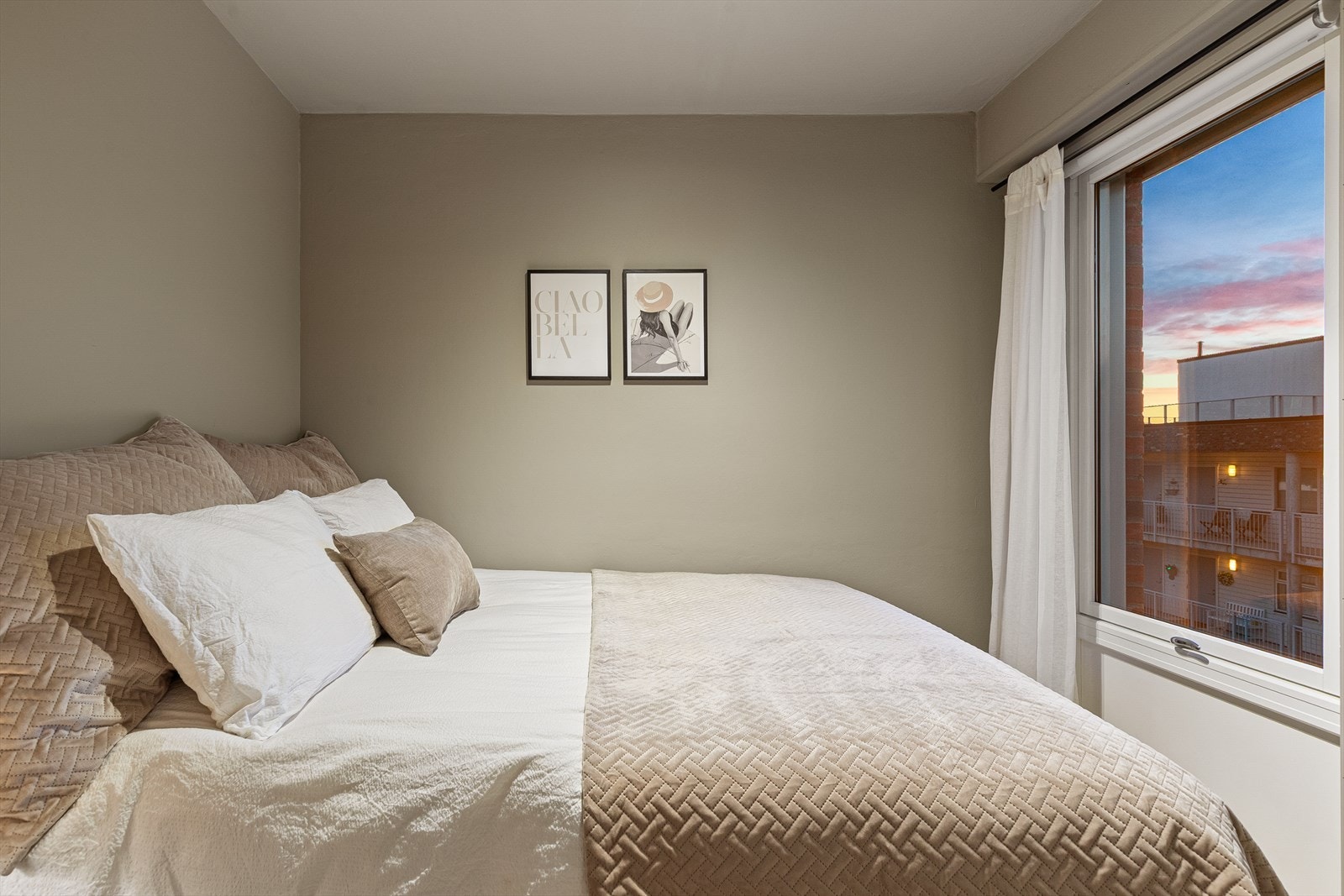 Godt med naturlig lysinnslipp fra stort vindu Galleribilde