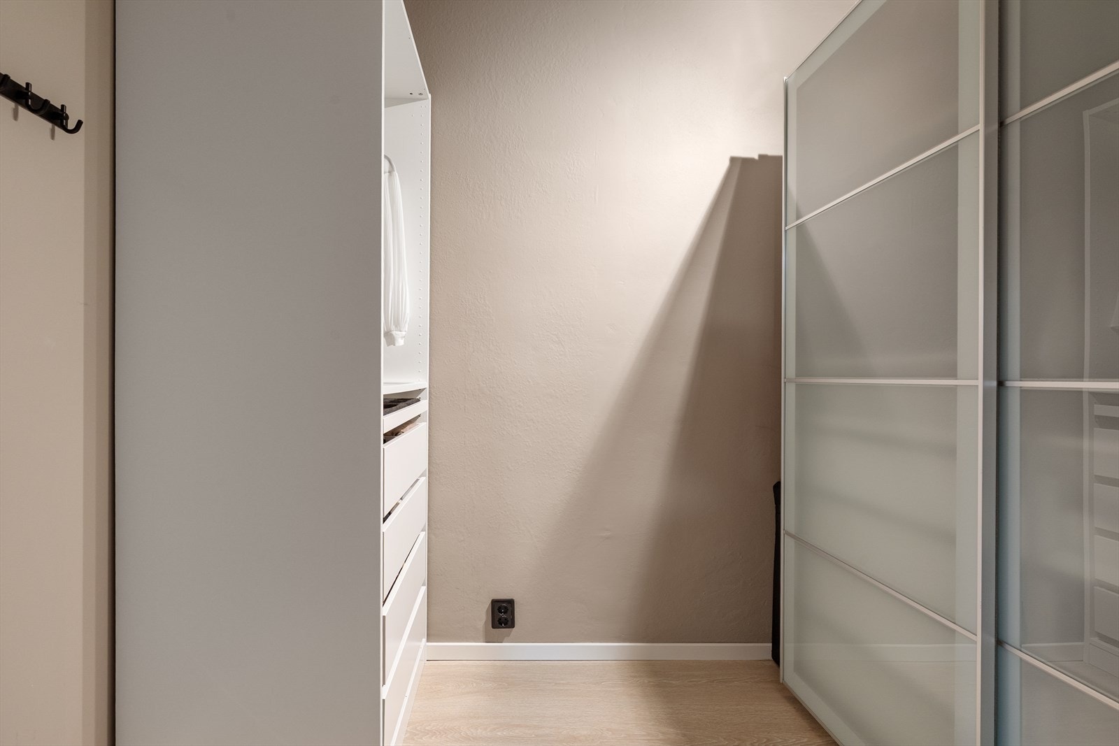 Praktisk bod i tilknytning til gangen, med god plass for oppbevaring Galleribilde