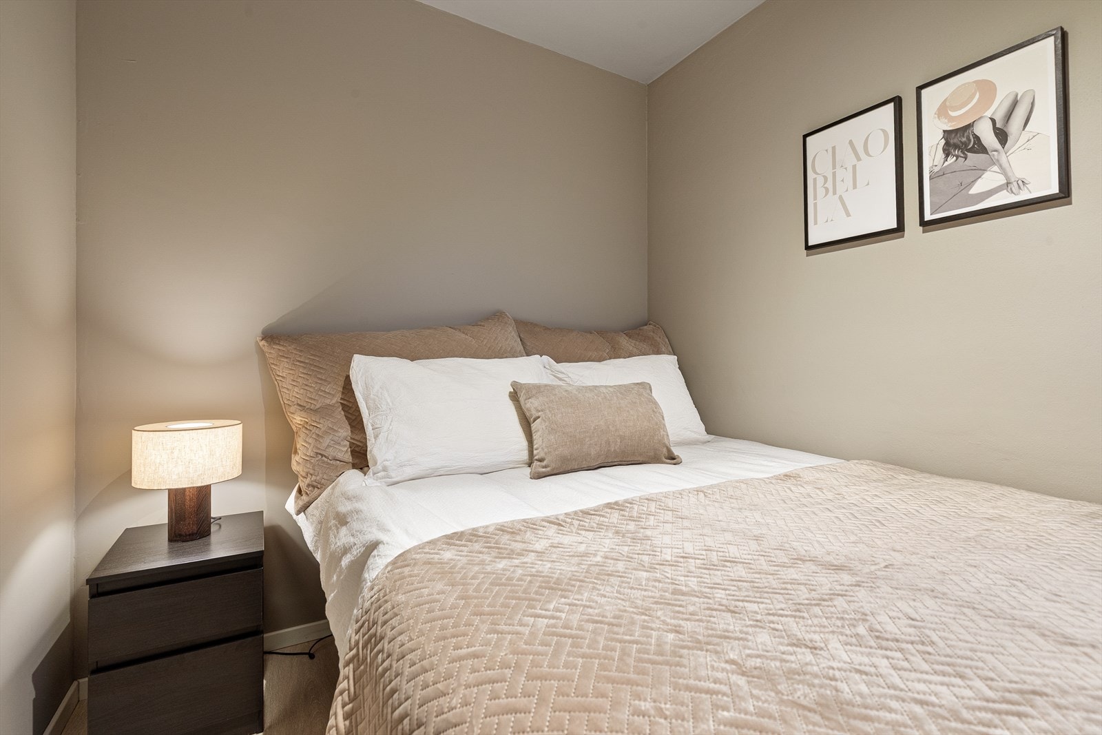 Pent soverom med plass for seng og tilhørende nattbord Galleribilde