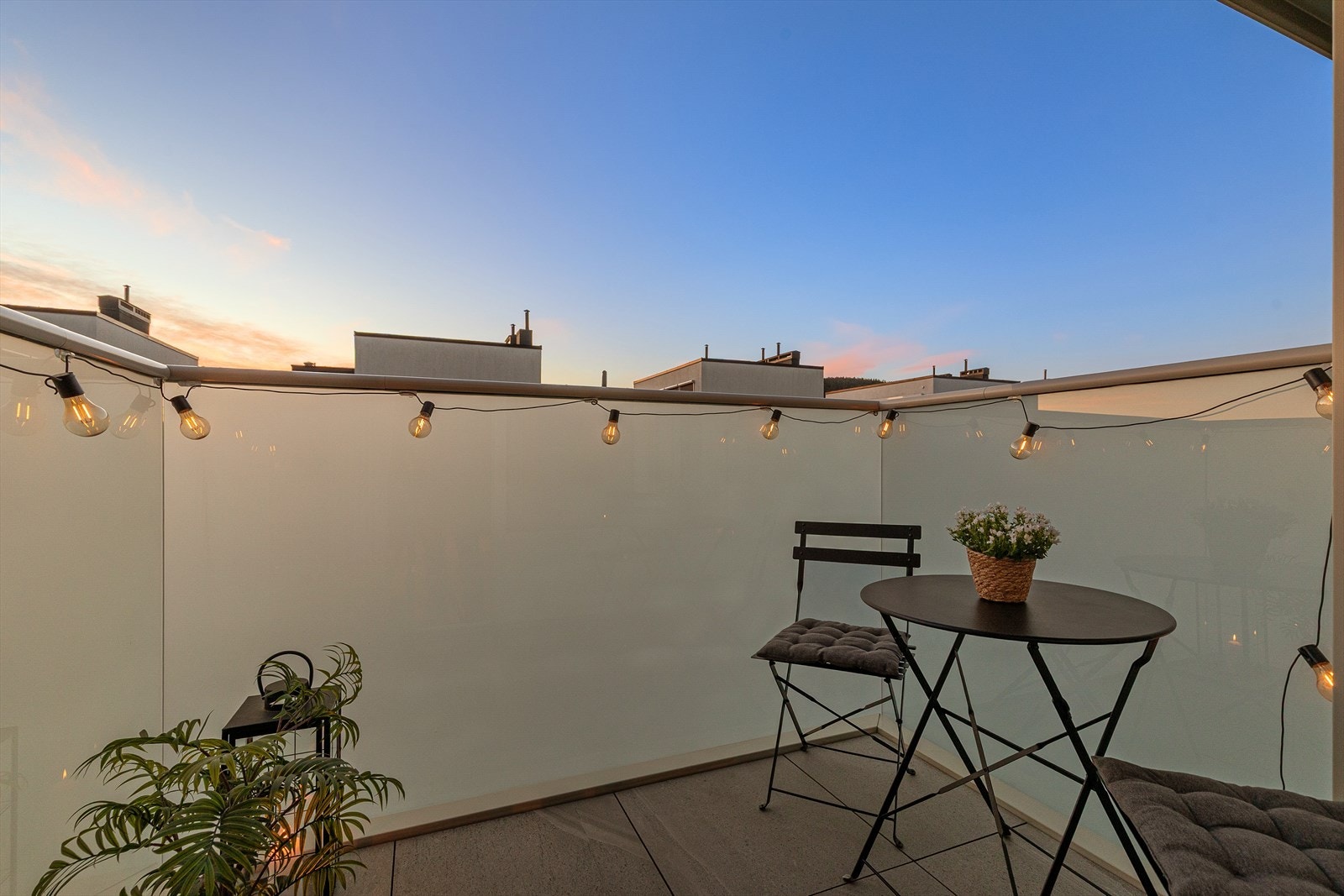 Leiligheten har balkong med utsikt og gode solforhold Galleribilde