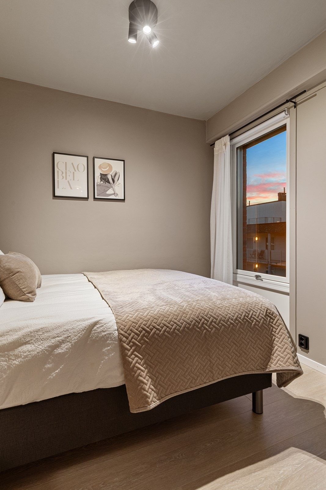 Også soverommet har fine overflater med malte vegger i moderne fargetoner Galleribilde