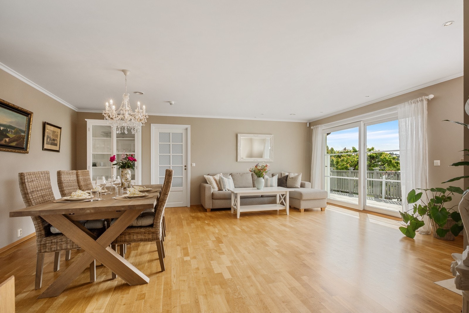 Hovedstuen er et pent og romslig oppholdsrom, med åpen atmosfære og godt gjennomlys. Galleribilde