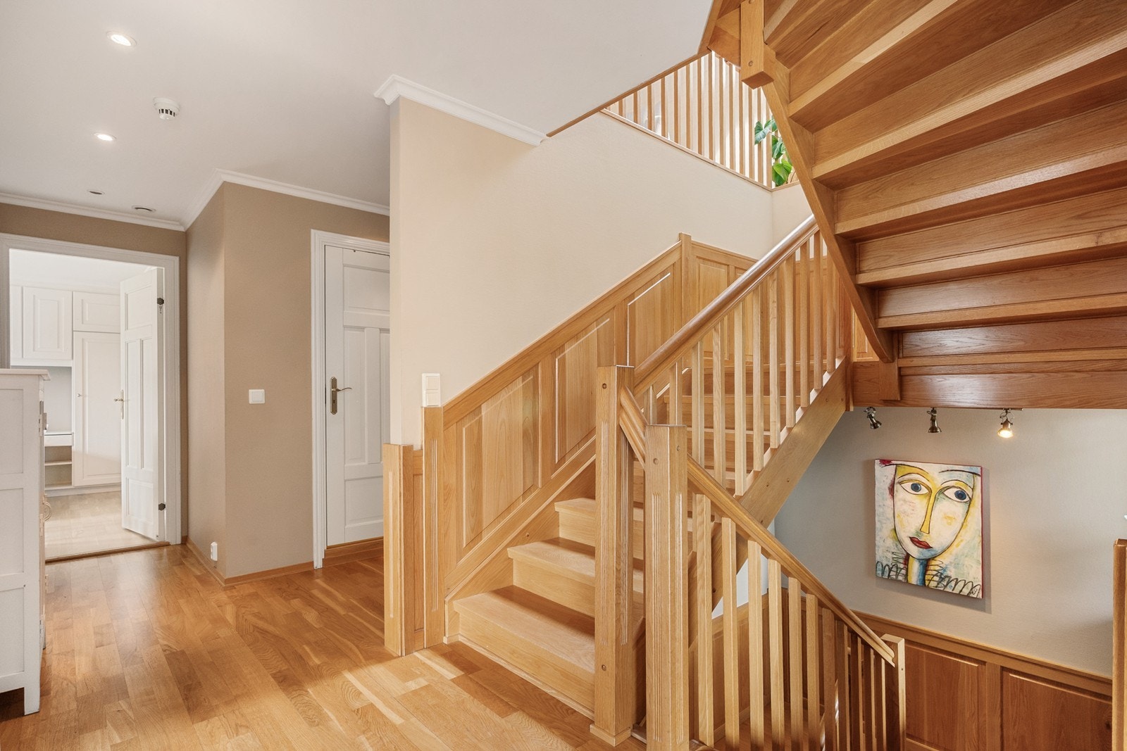 En flott eiketrapp binder de tre etasjene sammen. Galleribilde